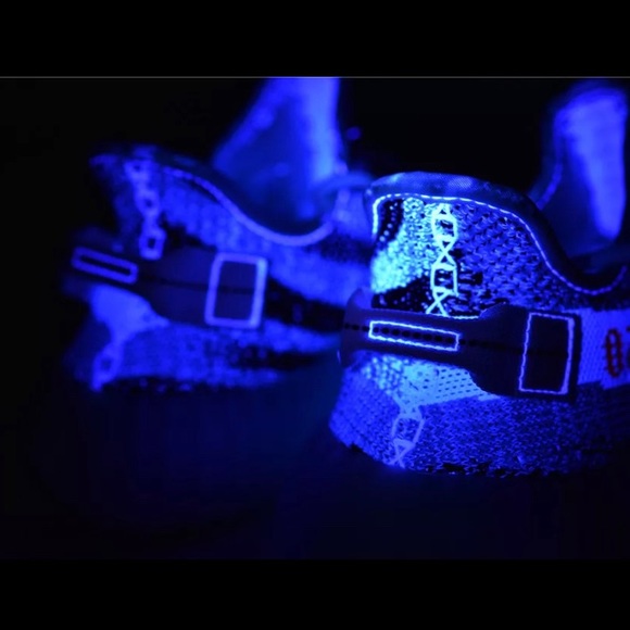 Yeezy 350 v2 - Picture 3 of 6